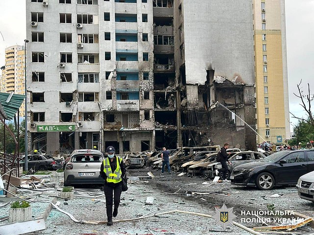 Последствия второго за неделю массированного удара армии РФ по Киеву. Фоторепортаж