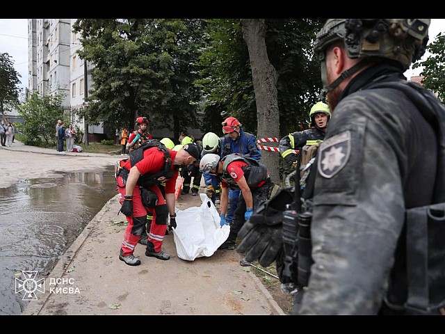 Последствия второго за неделю массированного удара армии РФ по Киеву. Фоторепортаж