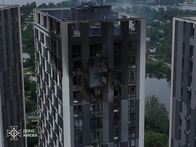 Последствия второго за неделю массированного удара армии РФ по Киеву. Фоторепортаж