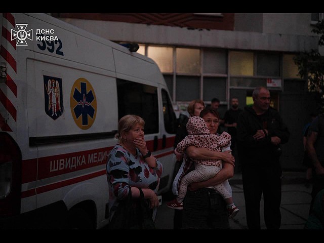 Последствия второго за неделю массированного удара армии РФ по Киеву. Фоторепортаж