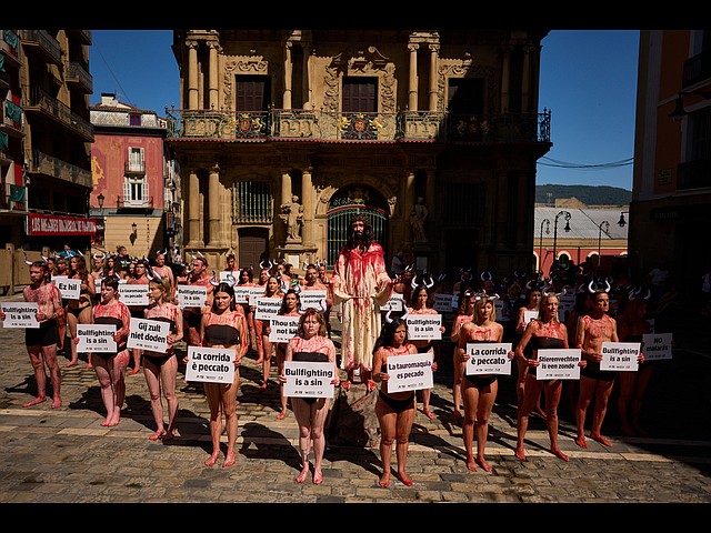 Фестиваль в Памплоне начался с акции защитников прав животных. Фоторепортаж