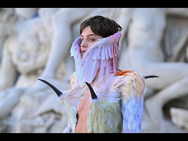 Эмма Коррин на показе коллекции Schiaparelli