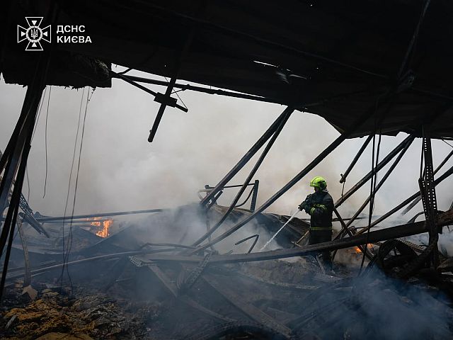 В результате ночного удара армии РФ по Киеву погибла женщина
