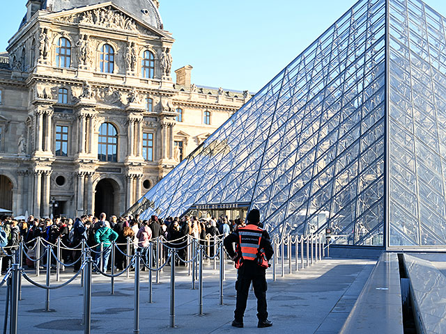 Подозреваемые в краже драгоценностей из Лувра заявили, что заказчик остался недоволен добычей