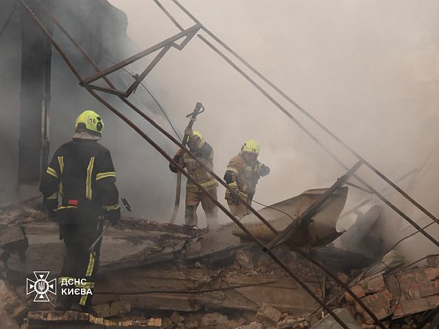 Армия РФ ночью атаковала Киев баллистическими ракетами и беспилотниками
