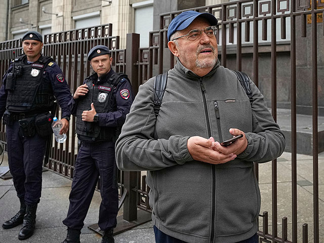 Бывший кандидат в президенты России, задержанный накануне, рассматривает возможность эмиграции