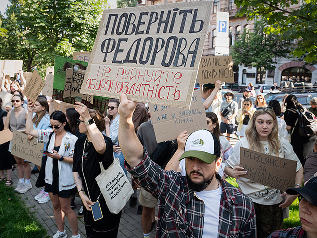 В Украине проходят митинги против отставки министра обороны Федорова