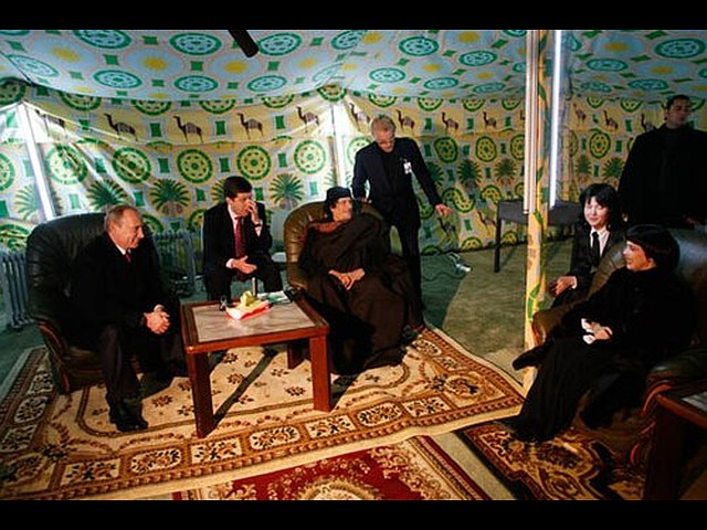 В палатке с Владимиром Путиным и Муаммаром Каддафи в Москве. 2008 год