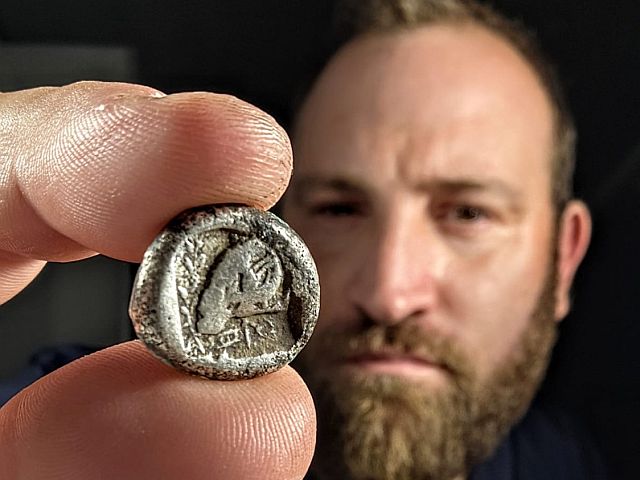 На пляже в Ашдоде найдена редкая монета, отчеканенная на Кипре 2500 лет назад
