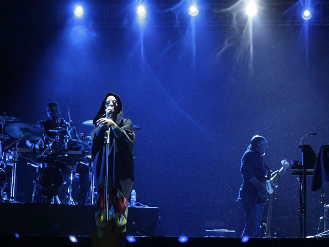 В Сингапуре группа Massive Attack развернула палестинский флаг на концерте