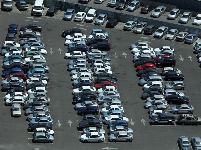 Парковка в муниципальных паркингах Тель-Авива подорожала на 20%
