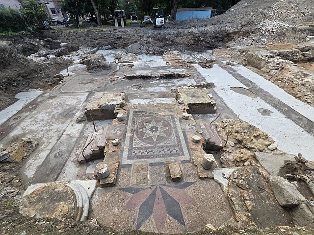 В Вильнюсе полностью раскрыта центральная бима Большой синагоги
