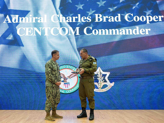 Начальник Генштаба вручил командующему CENTCOM необычный подарок