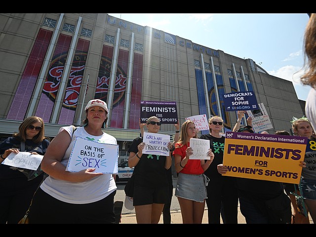 Сторонники Софи Каннингем выражают свою поддержку возле United Center перед баскетбольным матчем WNBA между командами Indiana Fever и Chicago Sky в Чикаго, 2026 год