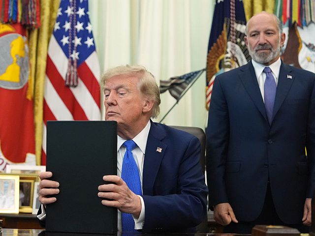 Трамп подписал новые указы, ужесточающие правила получения гражданства США по рождению