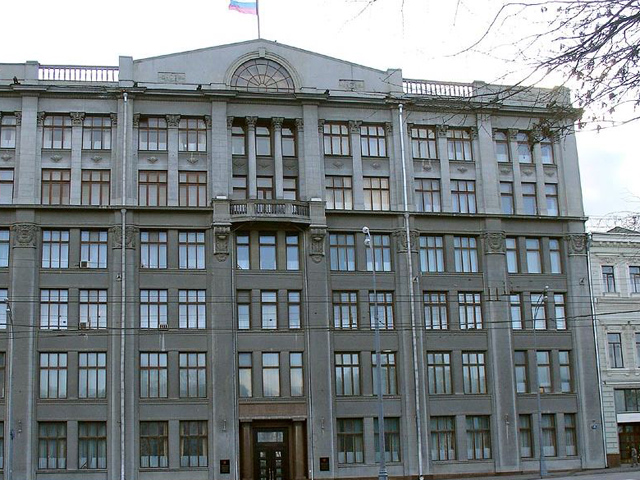 В Москве у здания администрации президента России задержали девушку с вилами и нацбола