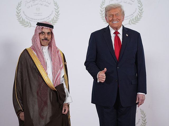 Президент Дональд Трамп c министром иностранных дел Саудовской Аравии Фейсалом бин Фарханом Аль Саудом