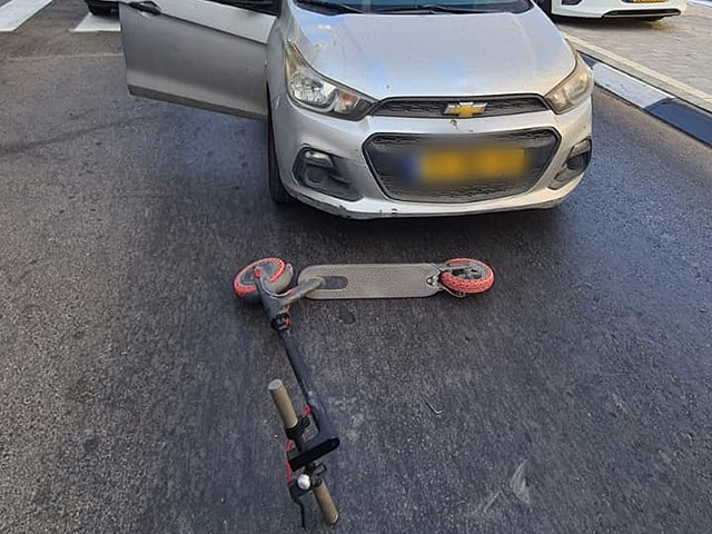 В Раанане автомобиль сбил ребенка, катавшегося на самокате