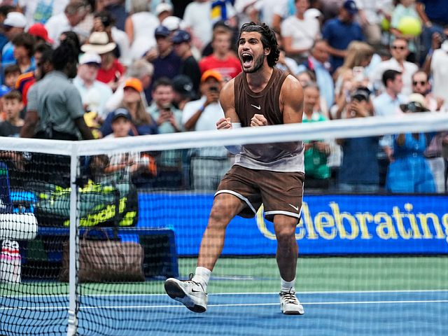 Действующий чемпион US Open Алькарас, впервые вышедший на одиночный матч после 139-дневного перерыва из-за травмы запястья, победил россиянина Романа Сафиуллина
