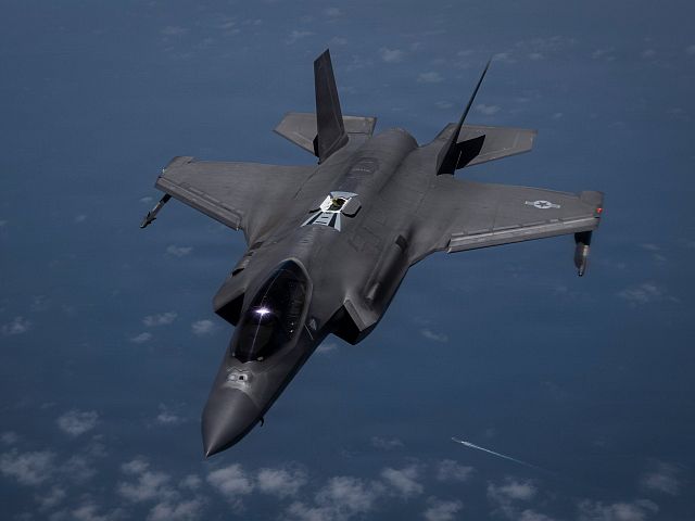 США нанесли массированные удары по объектам КСИР в Иране, иранцы атаковали американские базы
