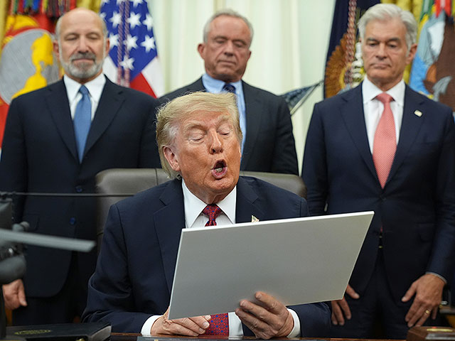 Трамп троллит Иран: "Может, нам переименовать Ормузский пролив в пролив Трампа?"