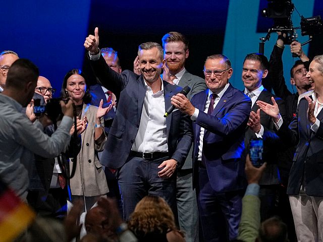 Лидер списка AfD в Саксонии-Ангальт Ульрих Зигмунд (в центре)