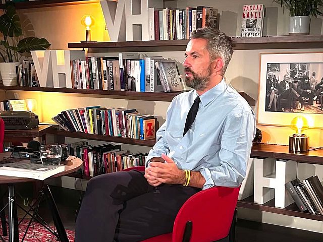Интервью с писателем Сашей Филипенко: юмор и любовь – это мой личный бронежилет
