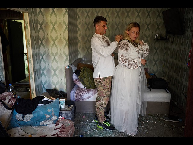 Людмила Рыжак и её жених Леонид Рыжак готовятся к свадебной церемонии в своей поврежденной квартире после ракетной атаки. 8 сентября 2026 года