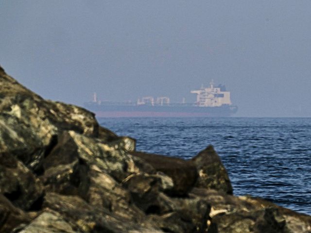 Иран обвинил США и "сионистов" в ударе по контейнеровозу у Кешма: погиб член экипажа