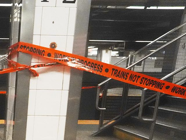 В Нью-Йорке двое молодых людей погибли в метро, полиция выясняет обстоятельства