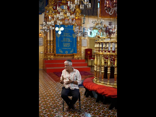 Малабарский еврей Элиас Джозефай в синагоге Кадавумбагам XII века в Эрнакуламе, материковый район Кочи