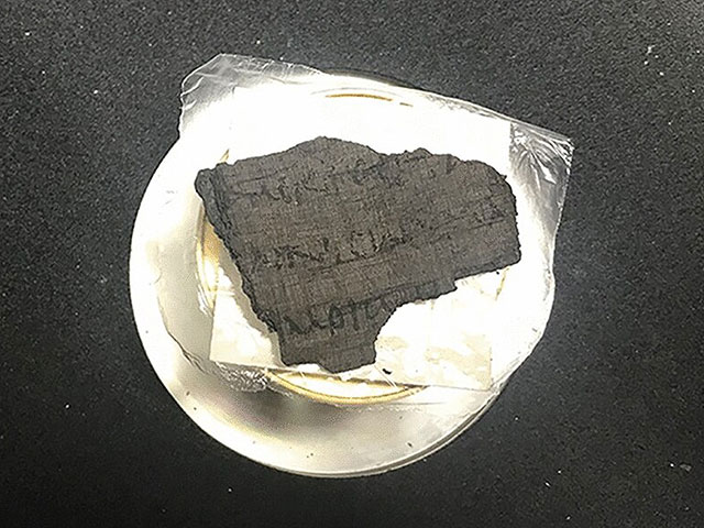 ניסוי בארה"ב: חוקרים פיחמו פפירוסים מודרניים כדי ללמוד לקרוא את מגילות הרקולנאום
