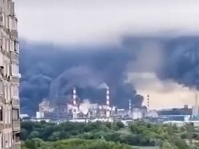 Москва и Подмосковье подверглись массированной атаке БПЛА: поврежден НПЗ в Капотне, есть погибшие