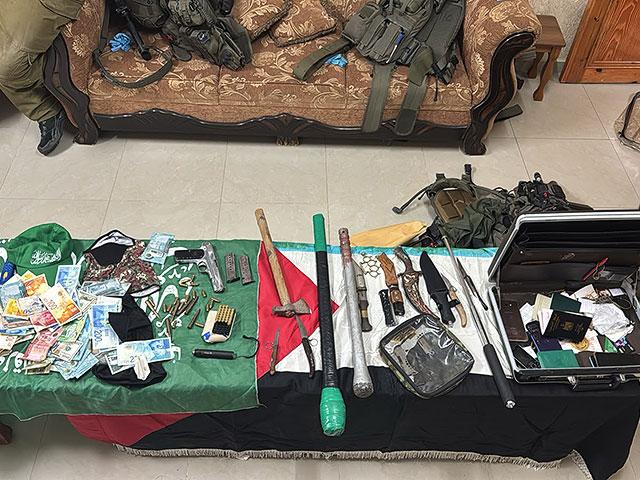 Флаги ХАМАСа, оружие и военное снаряжение: арестованы двое палестинцев из Карьют