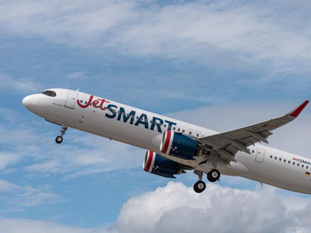 Самолет JetSMART, летевший из Сантьяго в Перу, подал сигнал бедствия у побережья Чили