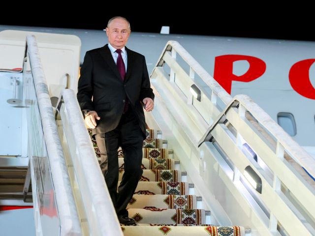 Самолет Путина, летевший в Москву, был вынужден сесть в Санкт-Петербурге из-за украинских БПЛА