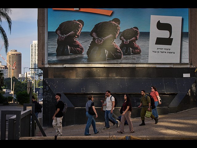 Борьба за голоса избирателей в Израиле: война билбордов и баннеров. Фоторепортаж