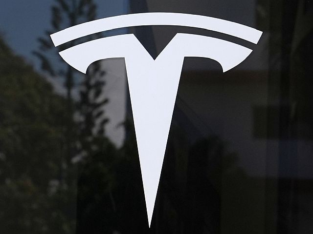 Tesla представила Roadster, способный подниматься в воздух с помощью ракетных двигателей. Видео