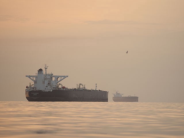 КСИР сообщил о взрыве нефтяного танкера в Ормузском проливе