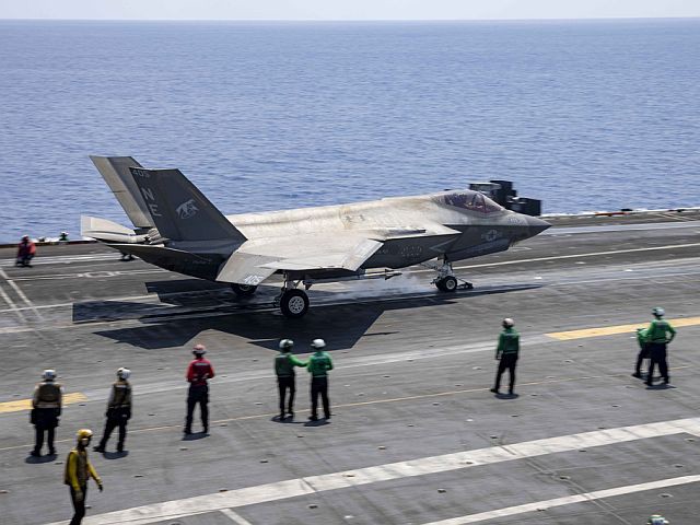 Новейший авианосец США впервые принял на борт истребитель F-35C
