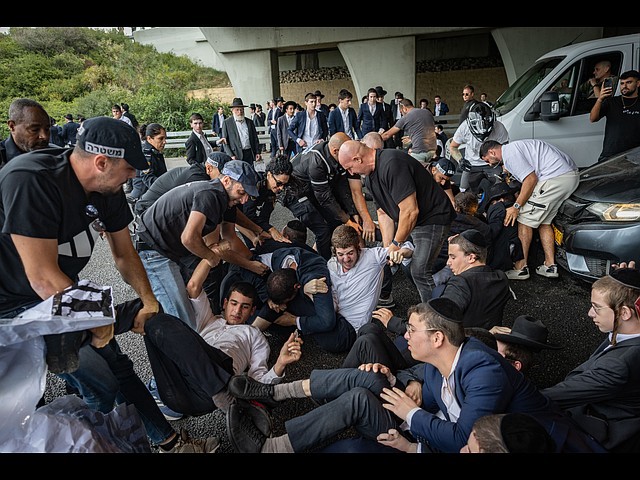 Акция протеста радикальных харедим: перекрытие 4-й трассы. Фоторепортаж