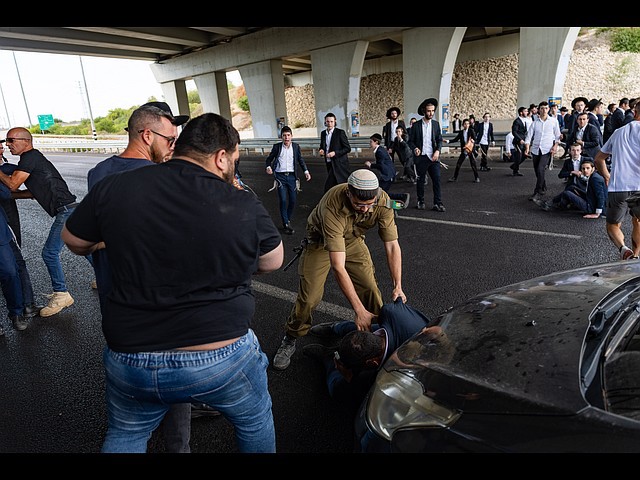 Акция протеста радикальных харедим: перекрытие 4-й трассы. Фоторепортаж