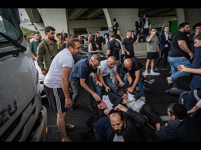 Акция протеста радикальных харедим: перекрытие 4-й трассы. Фоторепортаж