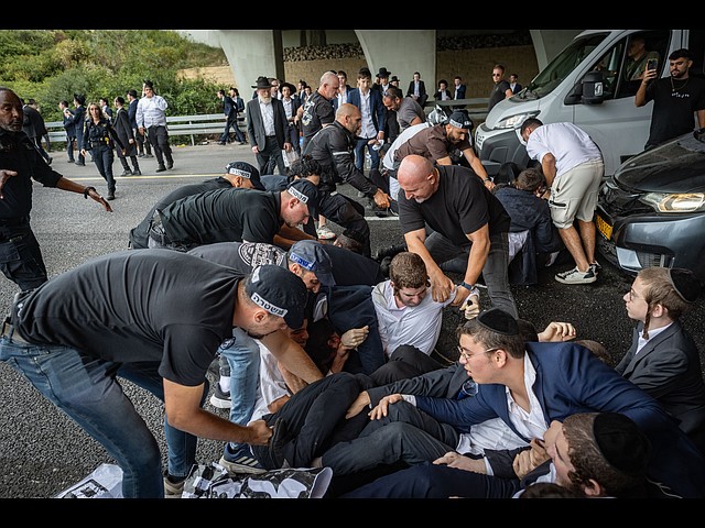 Акция протеста радикальных харедим: перекрытие 4-й трассы. Фоторепортаж