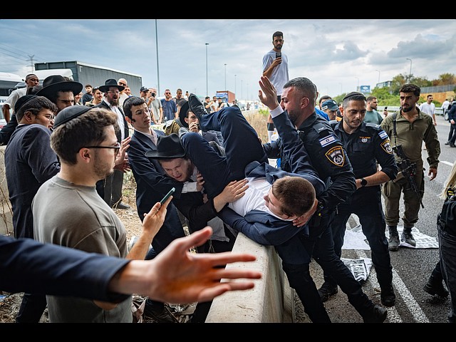 Акция протеста радикальных харедим: перекрытие 4-й трассы. Фоторепортаж