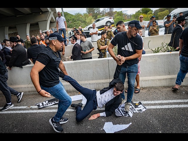 Акция протеста радикальных харедим: перекрытие 4-й трассы. Фоторепортаж
