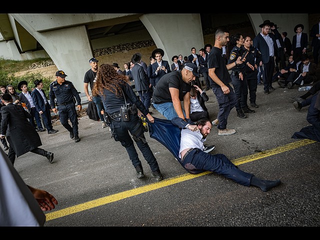 Акция протеста радикальных харедим: перекрытие 4-й трассы. Фоторепортаж