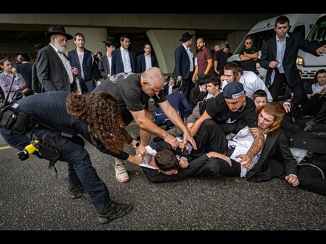 Акция протеста радикальных харедим: перекрытие 4-й трассы. Фоторепортаж
