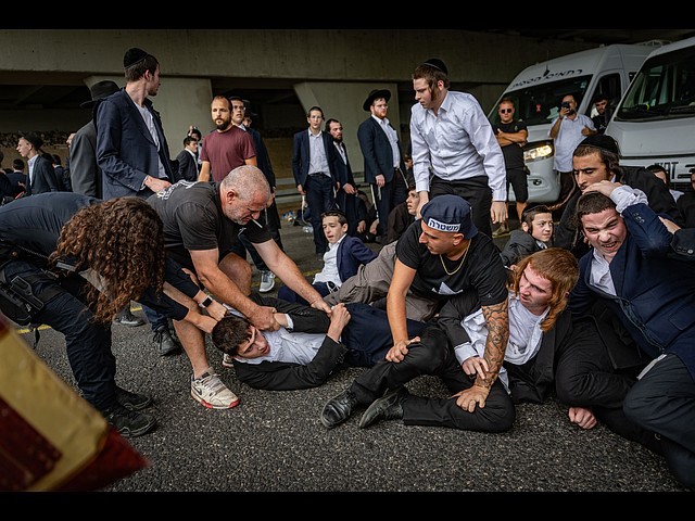 Акция протеста радикальных харедим: перекрытие 4-й трассы. Фоторепортаж
