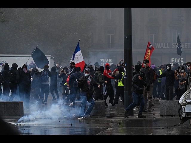 Франция в огне: массовые протесты, уличные бои и поджоги. Фоторепортаж